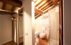 ein Badezimmer mit Toilette, Waschbecken und Dusche in der Unterkunft Nun Assisi Relais & Spa Museum in Assisi + 65 Fotos