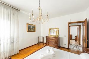 a bedroom with a large bed and a mirror at Cozy Apartment near Venice with Balcony! in Campalto