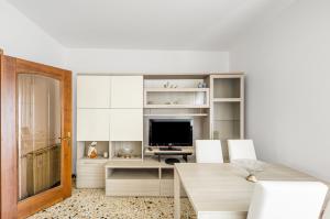 a living room with a table and a television at Cozy Apartment near Venice with Balcony! in Campalto