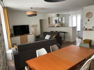 ein Wohnzimmer mit Sofa und Tisch in der Unterkunft Les Chamois du Sancy in Le Mont-Dore + 10 Fotos