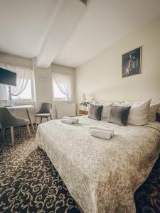 ein Schlafzimmer mit einem großen Bett und zwei Kissen darauf in der Unterkunft Pervaža in Panevėžys + 33 Fotos