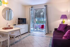 TV a/nebo společenská místnost v ubytování Oleandri Suite Hotel