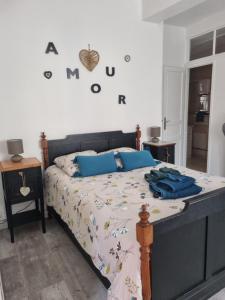 Postel nebo postele na pokoji v ubytování Gîte de l'Orchidée