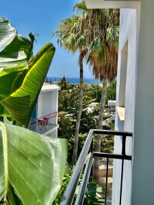 アヤナパにあるFlat in the heart of Ayia Napa/Центр Айя Напыの海とヤシの木の景色を望むバルコニー