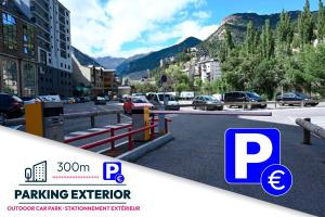 ein Parkhaus mit auf einem Parkplatz geparkten Autos in der Unterkunft Hotel Marco Polo in La Massana