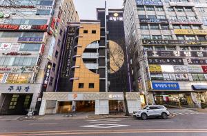 水原市호텔 1가的停在高楼前的汽车