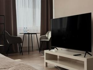 TV a/nebo společenská místnost v ubytování Alejas Apartments