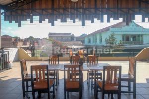 a table and chairs with a view of a building at Griya Jasmine Syariah Seturan RedPartner in Yogyakarta