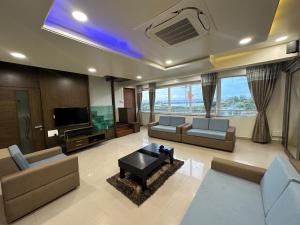 TV a/nebo společenská místnost v ubytování Siddharth Lake View Penthouse