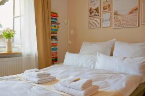 a white bed with towels on top of it at No5 by 21Apartments in Kaarst