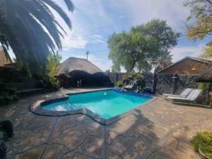Kolam renang di atau dekat dengan Luxe Guesthouse