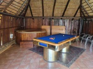 Meja biliard di Luxe Guesthouse