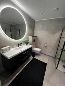 Et badeværelse på Nytt hus i fredfullt nabolag + 19 billeder