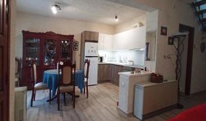 O bucătărie sau chicinetă la Serenity Cottage στο Συκάμινο Ωρωπού