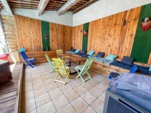 a room with a table and chairs and a couch at Superbe Villa avec piscine, 4 chambres à Vinassan in Vinassan