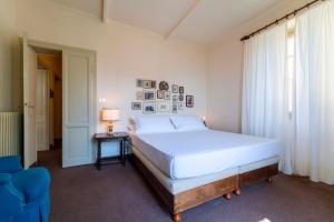Un dormitorio con una cama y una mesa con una lámpara. en A due passi dal Belvedere by Wonderful Italy, en Bellagio