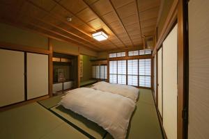 Letto o letti in una camera di Takayamaan 高山駅徒歩3分 古い町並み徒歩5分のベストロケーション 2バスルーム3寝室で広々快適
