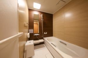 Koupelna v ubytování Takayamaan 高山駅徒歩3分 古い町並み徒歩5分のベストロケーション 2バスルーム3寝室で広々快適 + 26 fotografií