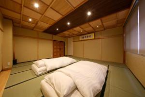 Letto o letti in una camera di Takayamaan 高山駅徒歩3分 古い町並み徒歩5分のベストロケーション 2バスルーム3寝室で広々快適