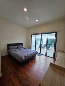 Postel nebo postele na pokoji v ubytování The Heaven Pool villa เขาใหญ่