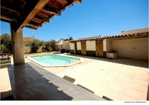 Πισίνα στο ή κοντά στο chambre avec spa, fitness et petit dejeuner