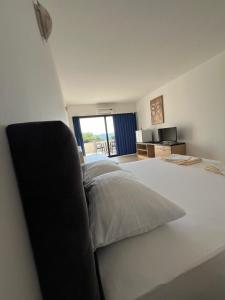 Postel nebo postele na pokoji v ubytování Hotel Ana Murter