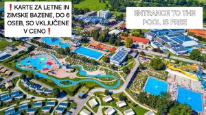 布雷日采Hiška 111 s kopalnimi kartami的带泳池的度假村的鸟瞰图