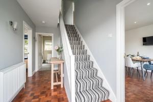 ベルファストにあるStunning Home over Belfast City 11 minutes to Belfast City Centreの縞模様のラグが敷かれた家の階段