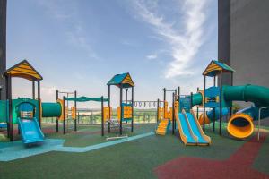 Iskandar PuteriにあるKidsCastle 3 Slide Playroom Walk to JB Legolandの滑り台付き遊び場