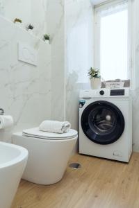 een wasmachine bovenop een toilet in een badkamer bij Domus Clelia in Rome