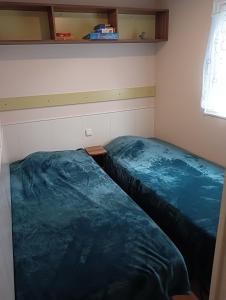 Dos camas una al lado de la otra en una habitación. en Le HAVRE DU MEN DU, en Carnac