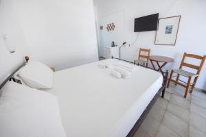 Postel nebo postele na pokoji v ubytování Nikos Rooms