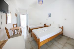 Postel nebo postele na pokoji v ubytování Nikos Rooms