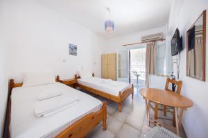 Postel nebo postele na pokoji v ubytování Nikos Rooms + 24 fotografií