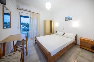 Postel nebo postele na pokoji v ubytování Nikos Rooms