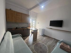 a living room with a table and a kitchen at GREISON Vacation House in Vlorë
