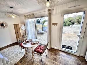 Saint-AvéにあるTy Ne Hue, Charmant Studio avec extérieur clos et Parkingのリビングルーム(テーブル、椅子付)、パティオ +6枚の写真