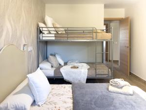 a room with two bunk beds and a bed at Casa Rural Villamur in Guadamur