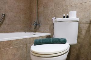 Koupelna v ubytování Simply 2BR (No Kitchen) at Apartment Marbella Suites Dago Pakar Bandung By Travelio + 10 fotografií