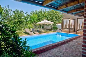 Bazén v ubytování Ema Holiday Home nebo v jeho okolí
