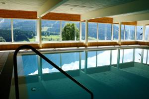 einen Pool in einem Gebäude mit Bergblick in der Unterkunft Apartment Christina by FiS - Fun in Styria in Tauplitz