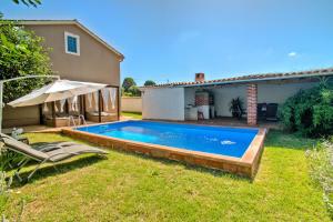 Bazén v ubytování Ema Holiday Home nebo v jeho okolí