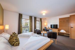 Postel nebo postele na pokoji v ubytování Hotel Langhof