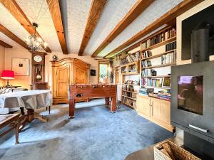 Una sala de estar con mesa de billar y televisión. en Zur Schneidemühle, en Oberstaufen
