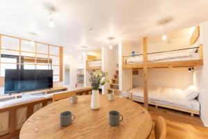 um quarto com beliches e uma mesa com televisão em 強羅base B棟 - GORA base B em Gora