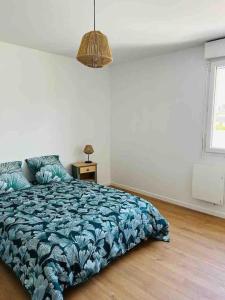 Un dormitorio blanco con una cama y una ventana. en le Vermeil, en Saint-Georges-sur-Eure