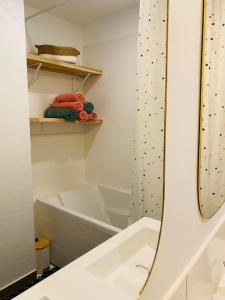 Un baño con bañera, lavabo y espejo. en le Vermeil, en Saint-Georges-sur-Eure 7 fotos más