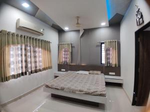 Postel nebo postele na pokoji v ubytování Luxurious 4BHK Bunglow