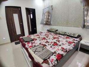 Postel nebo postele na pokoji v ubytování Luxurious 4BHK Bunglow