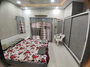 Postel nebo postele na pokoji v ubytování Luxurious 4BHK Bunglow